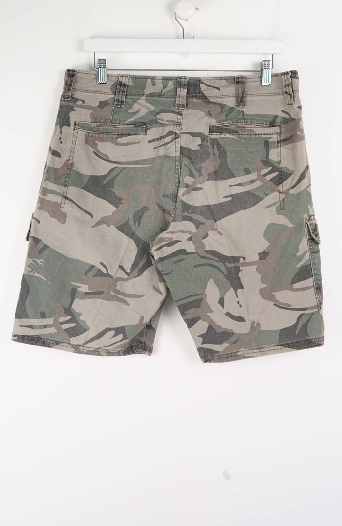 VINTAGE WRANGLER CAMO CARGO SHORTS W35