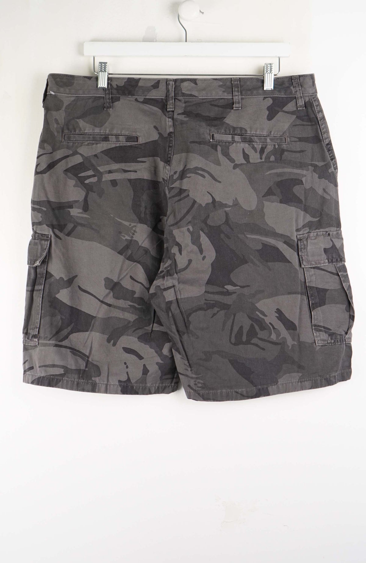 VINTAGE WRANGLER CAMO CARGO SHORTS W38
