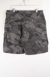 VINTAGE WRANGLER CAMO CARGO SHORTS W38