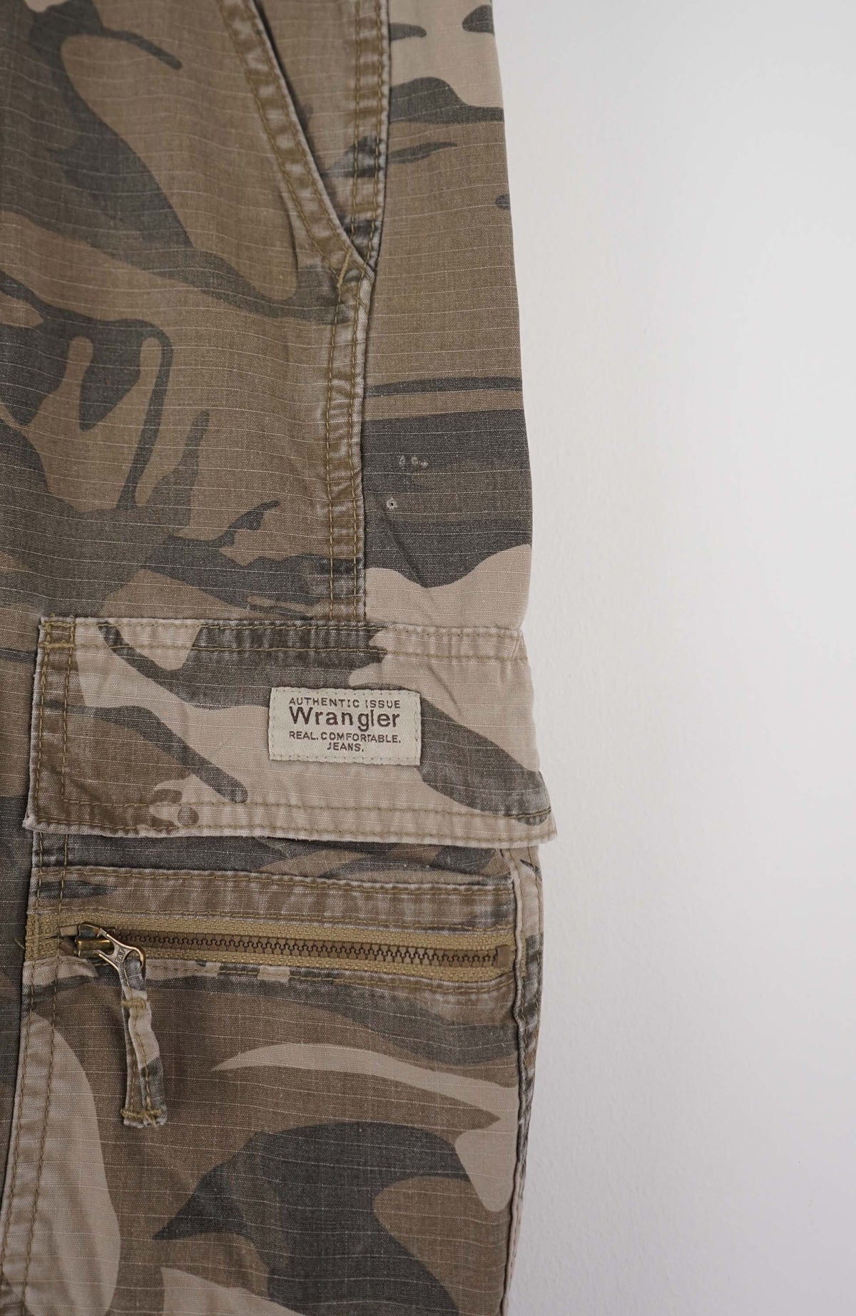 VINTAGE WRANGLER CAMO CARGO SHORTS W38
