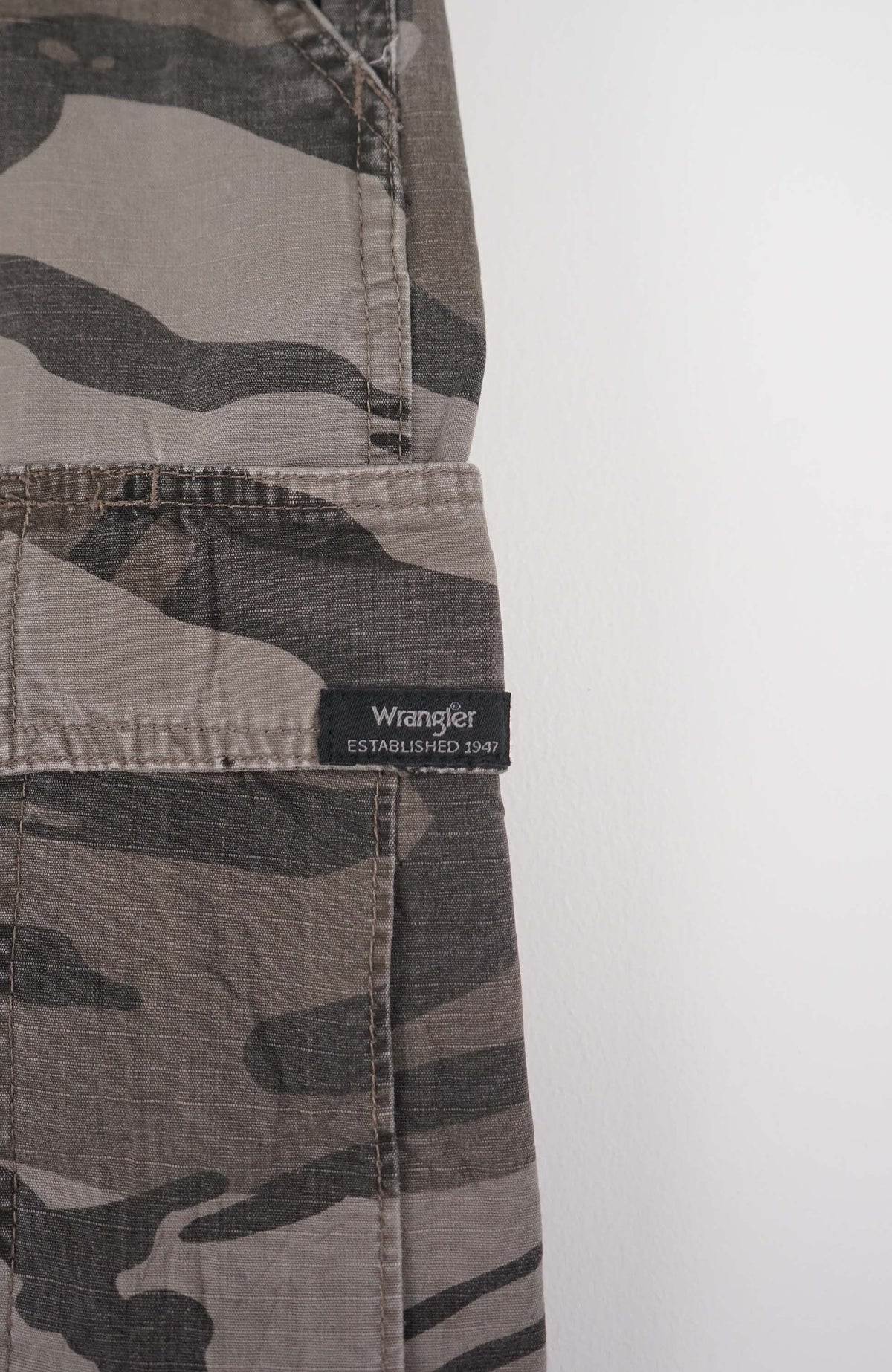 VINTAGE WRANGLER CAMO CARGO SHORTS W36