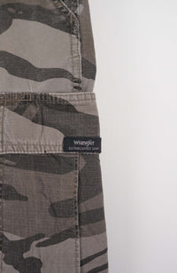 VINTAGE WRANGLER CAMO CARGO SHORTS W36