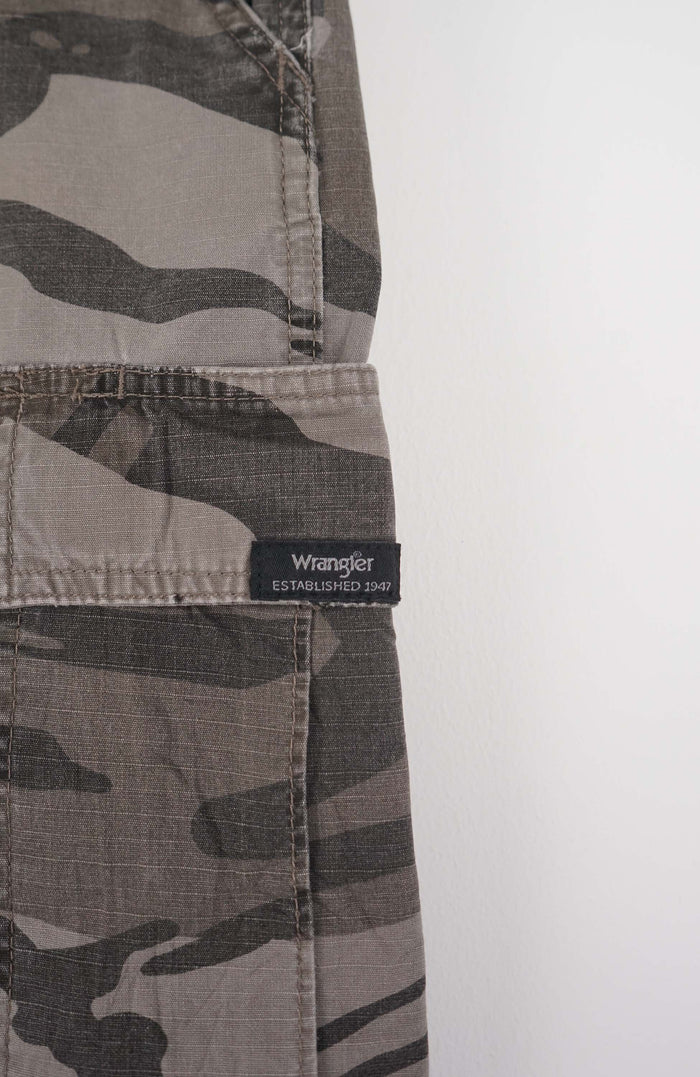 VINTAGE WRANGLER CAMO CARGO SHORTS W36