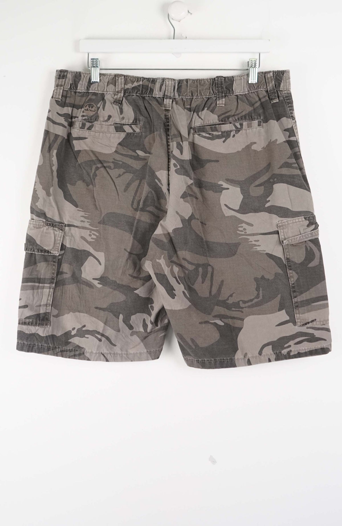 VINTAGE WRANGLER CAMO CARGO SHORTS W36