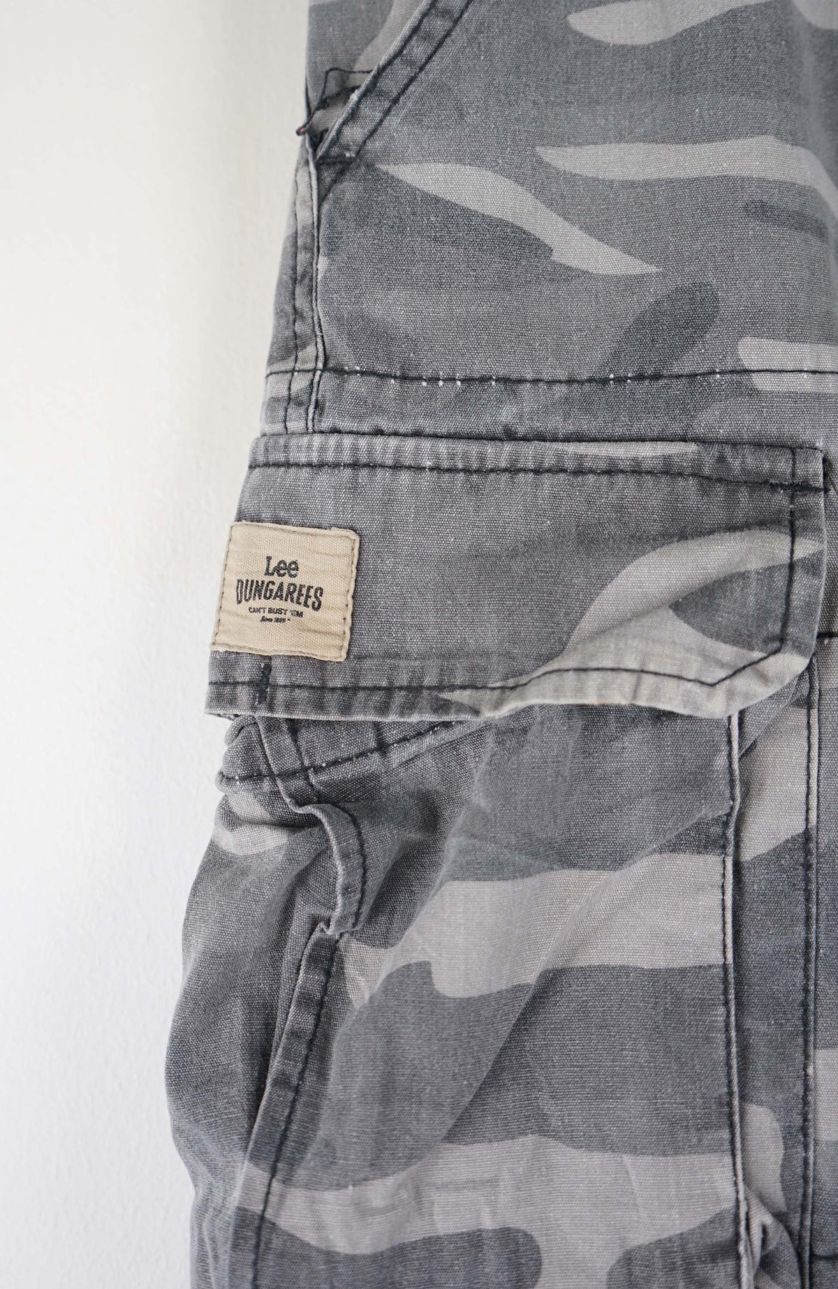 VINTAGE LEE DUNGAREES CAMO CARGO SHORTS W38