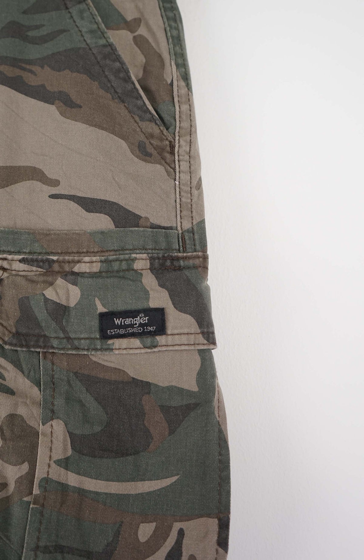 VINTAGE WRANGLER CAMO CARGO SHORTS W35