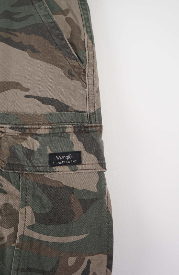 VINTAGE WRANGLER CAMO CARGO SHORTS W35