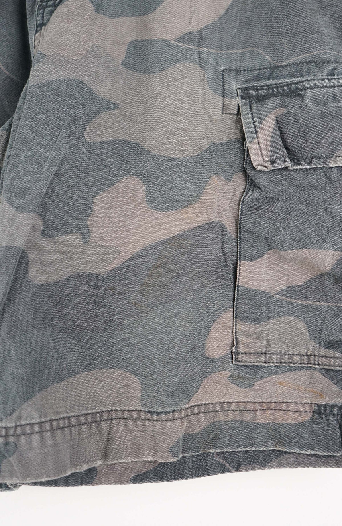 VINTAGE CAMO CARGO SHORTS W32