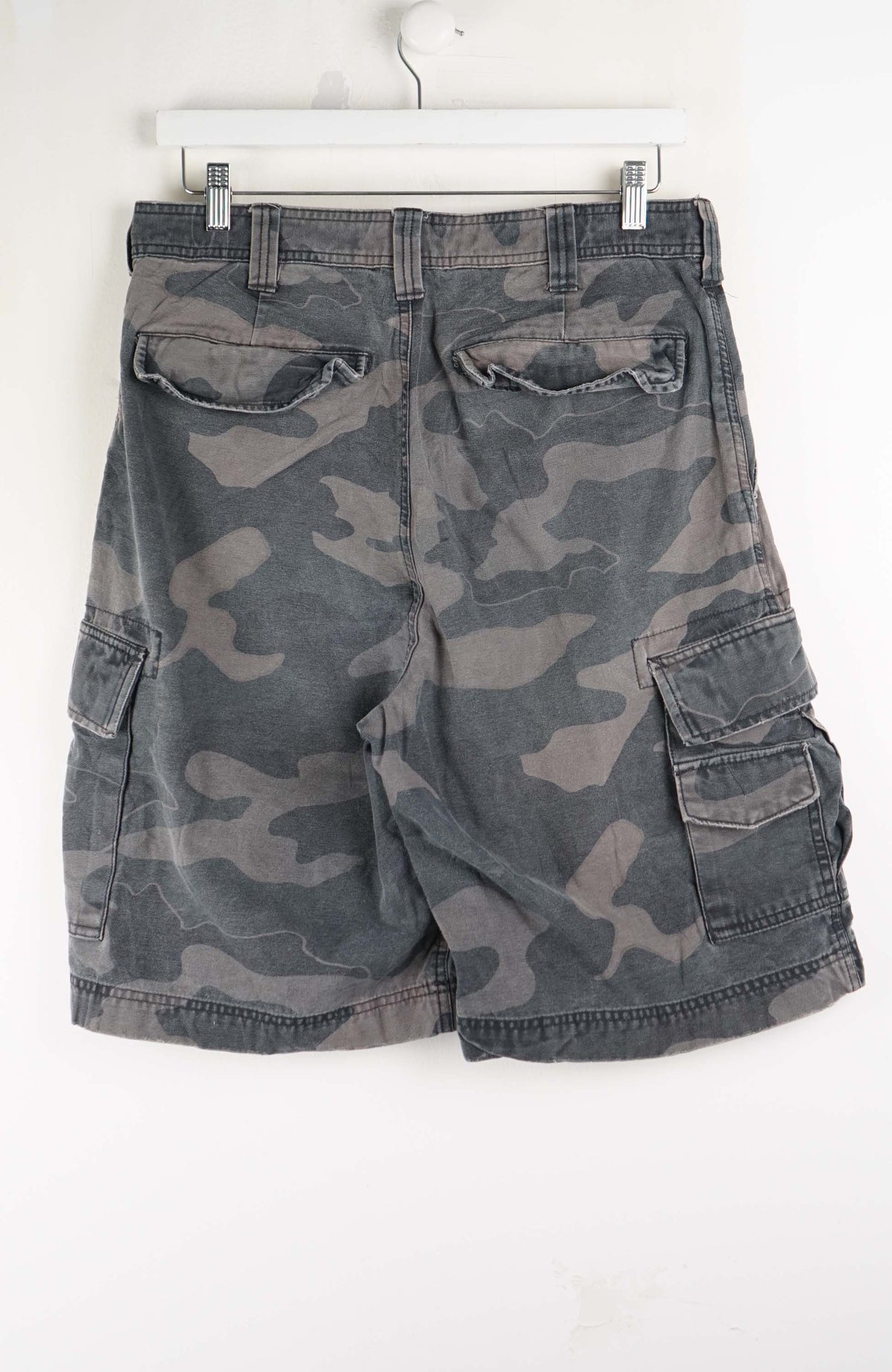 VINTAGE CAMO CARGO SHORTS W32