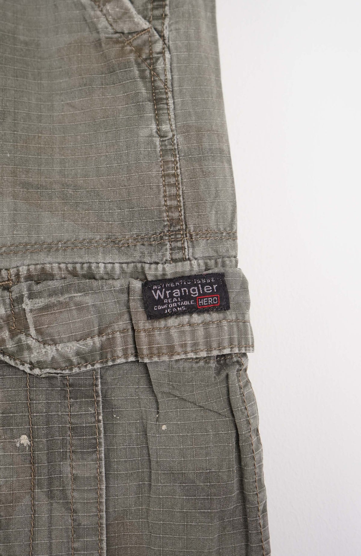VINTAGE WRANGLER CAMO CARGO SHORTS W34