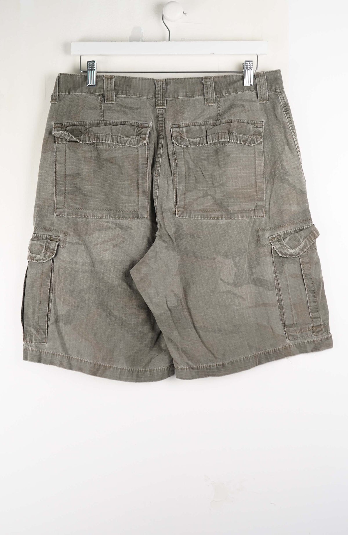 VINTAGE WRANGLER CAMO CARGO SHORTS W34