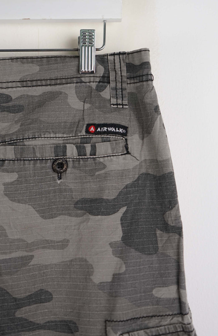 VINTAGE AIRWALK CAMO CARGO SHORTS W36