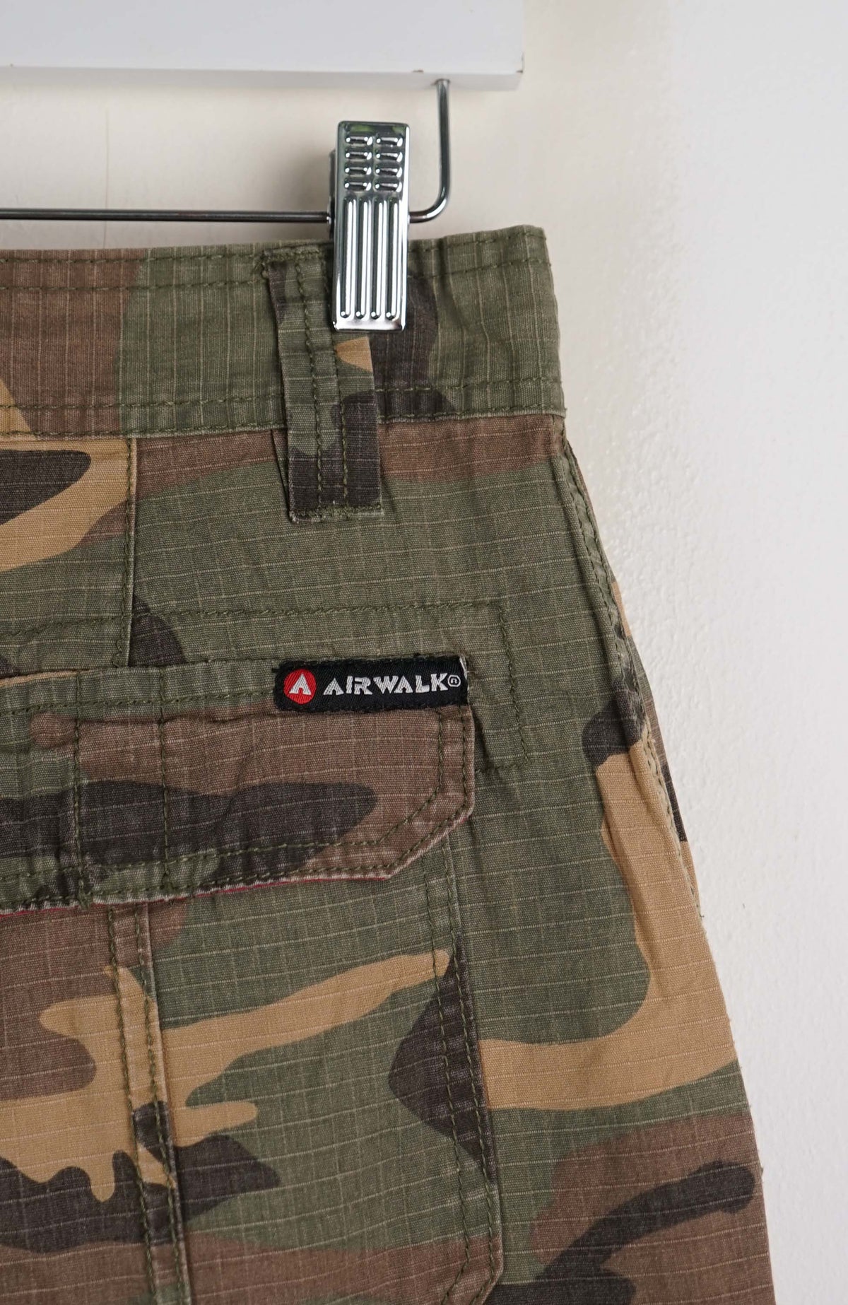 VINTAGE AIRWAIK CAMO CARGO SHORTS W32