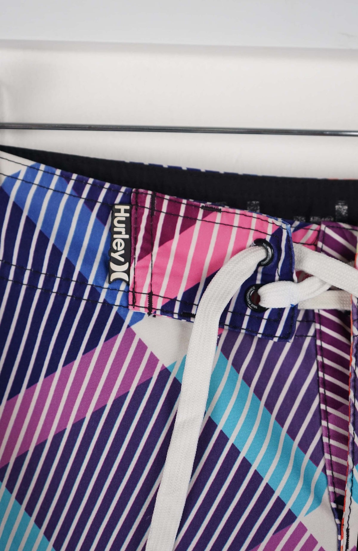 VINTAGE HURLEY BOARD SHORTS W34