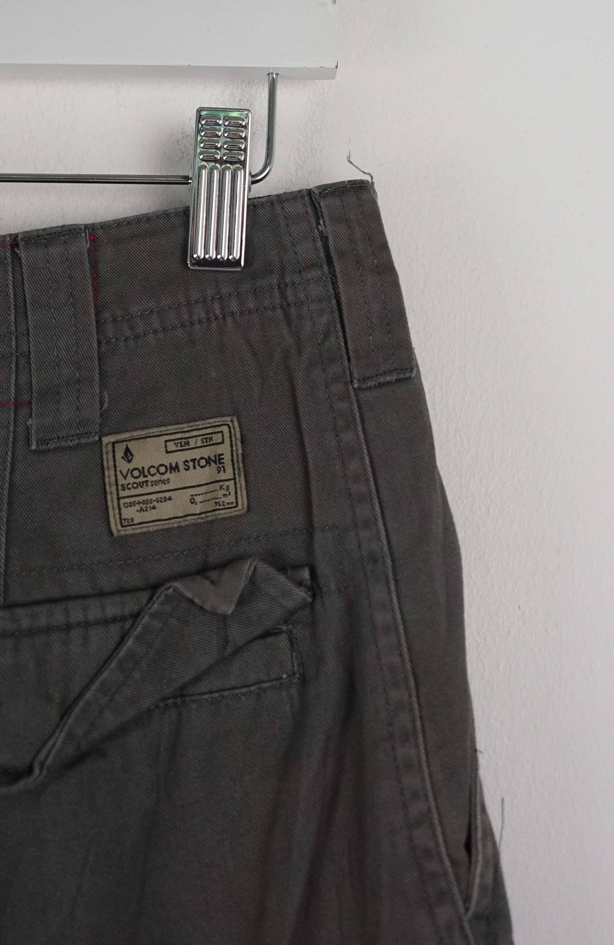 VINTAGE VOLCOM CARGO SHORTS W32