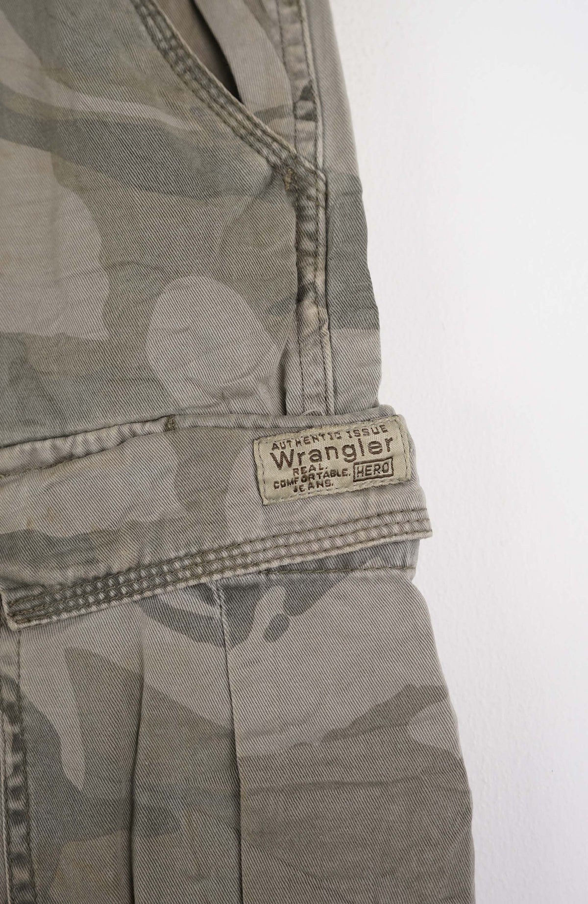 VINTAGE WRANGLER CAMO CARGO SHORTS W28