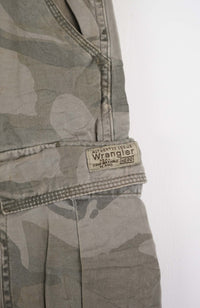 VINTAGE WRANGLER CAMO CARGO SHORTS W28