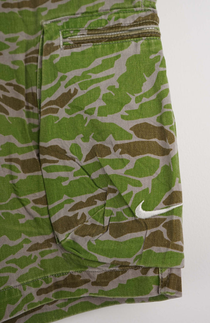 VINTAGE NIKE CAMO CARGO SHORTS W38