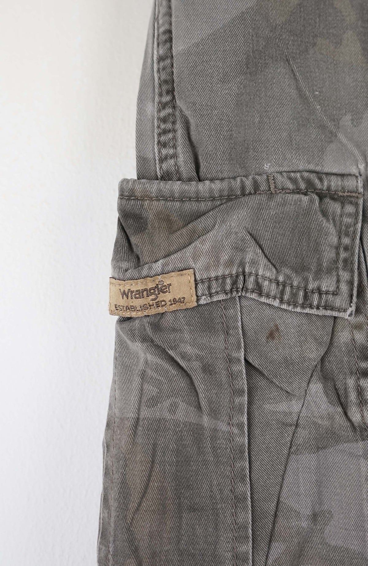 VINTAGE WRANGLER CAMO CARGO SHORTS W35