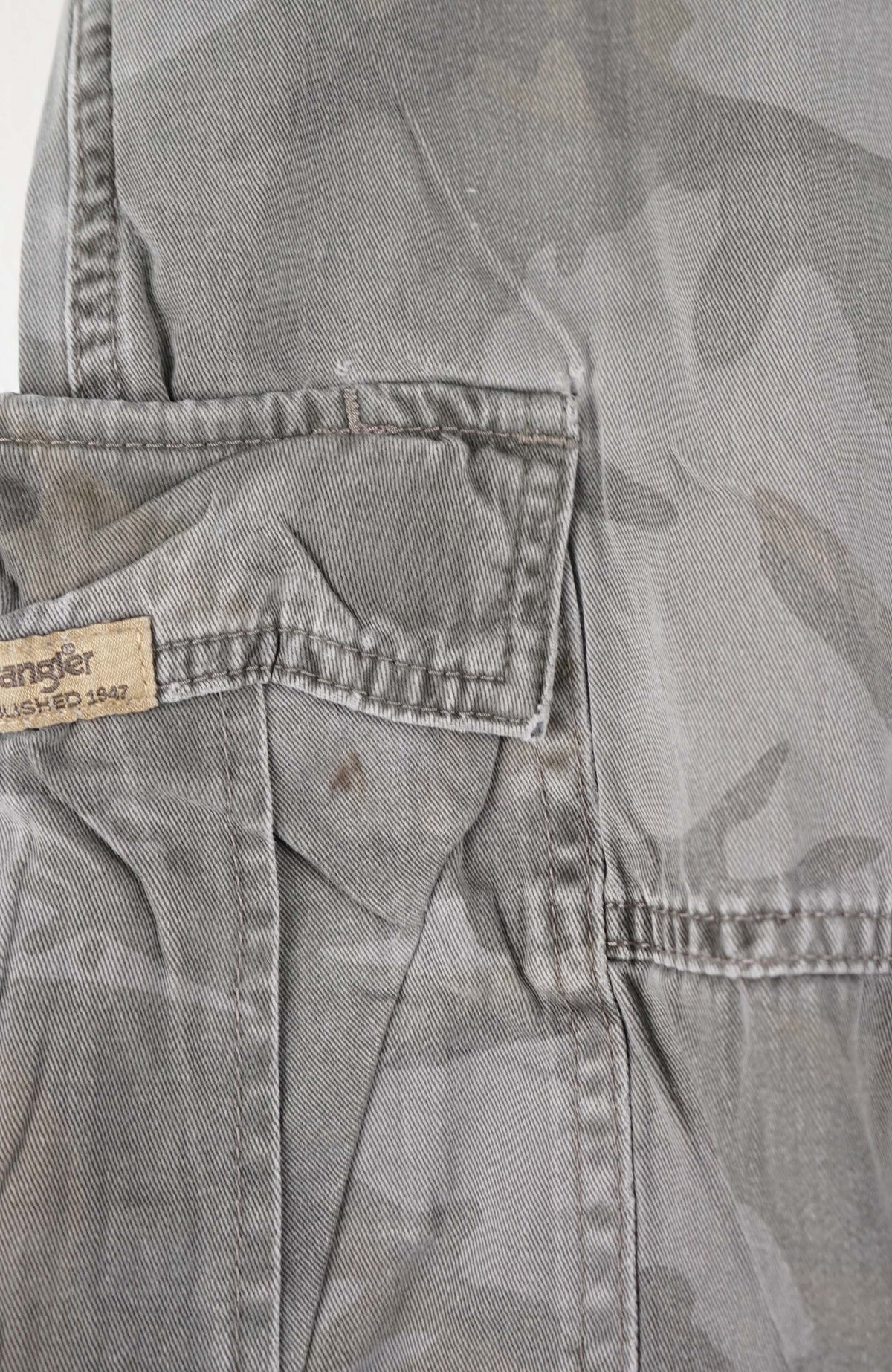 VINTAGE WRANGLER CAMO CARGO SHORTS W35