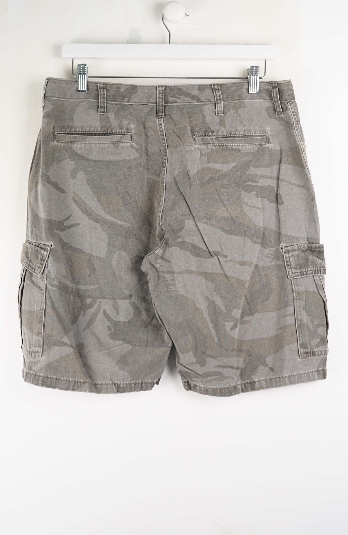 VINTAGE WRANGLER CAMO CARGO SHORTS W35