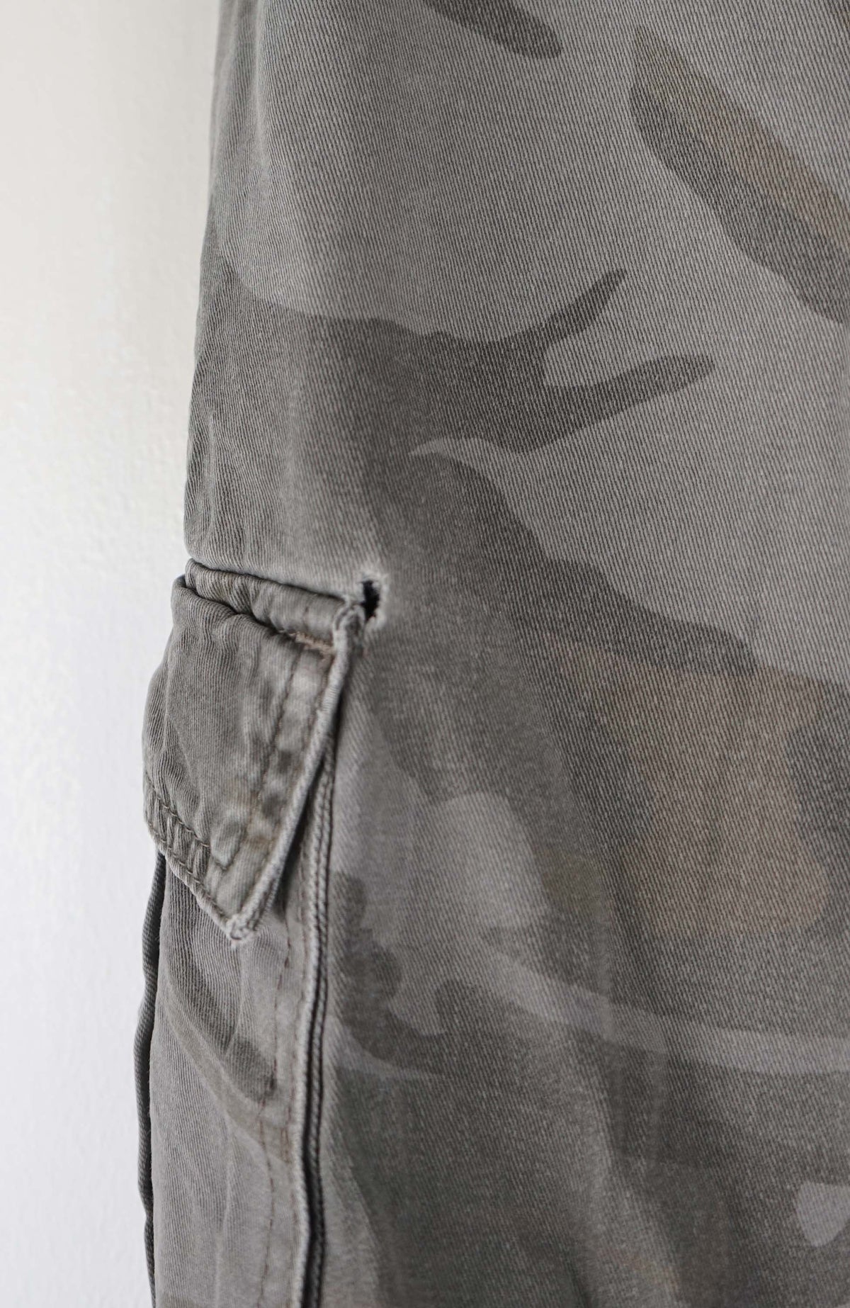 VINTAGE WRANGLER CAMO CARGO SHORTS W35