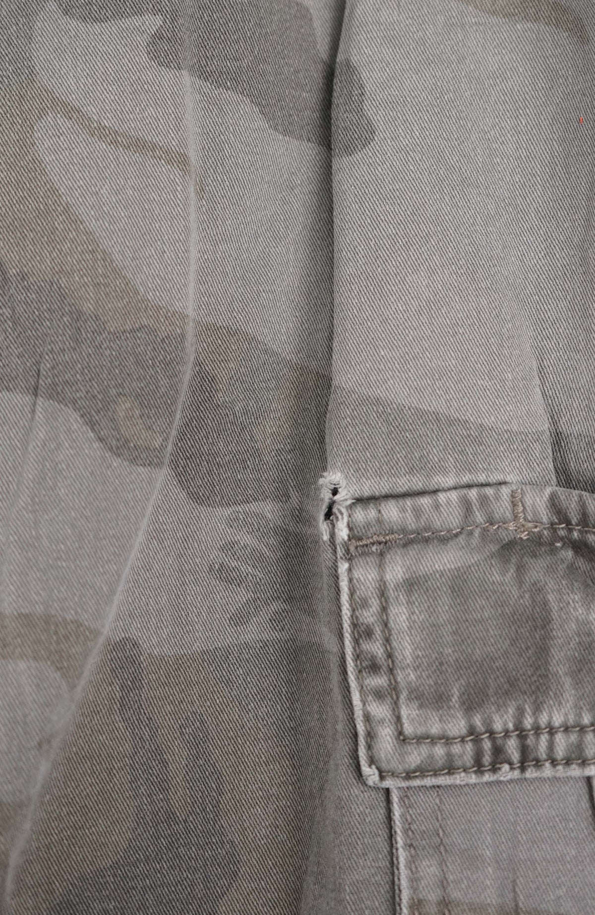 VINTAGE WRANGLER CAMO CARGO SHORTS W35