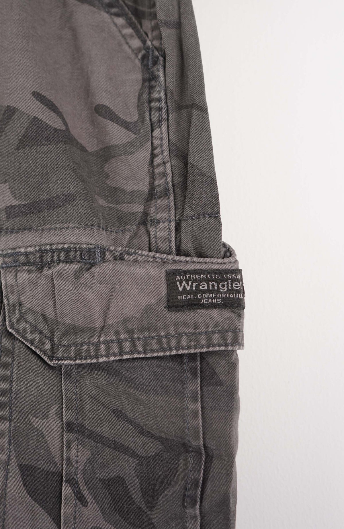 VINTAGE WRANGLER CAMO CARGO SHORTS W33