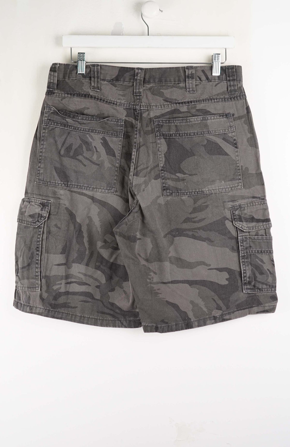 VINTAGE WRANGLER CAMO CARGO SHORTS W33