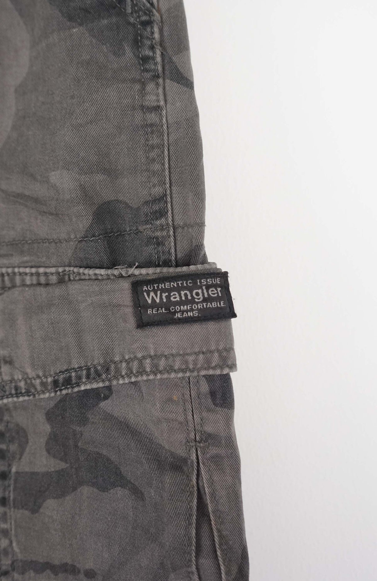 VINTAGE WRANGLER CAMO CARGO SHORTS W32