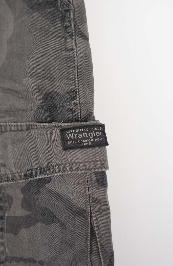 VINTAGE WRANGLER CAMO CARGO SHORTS W32