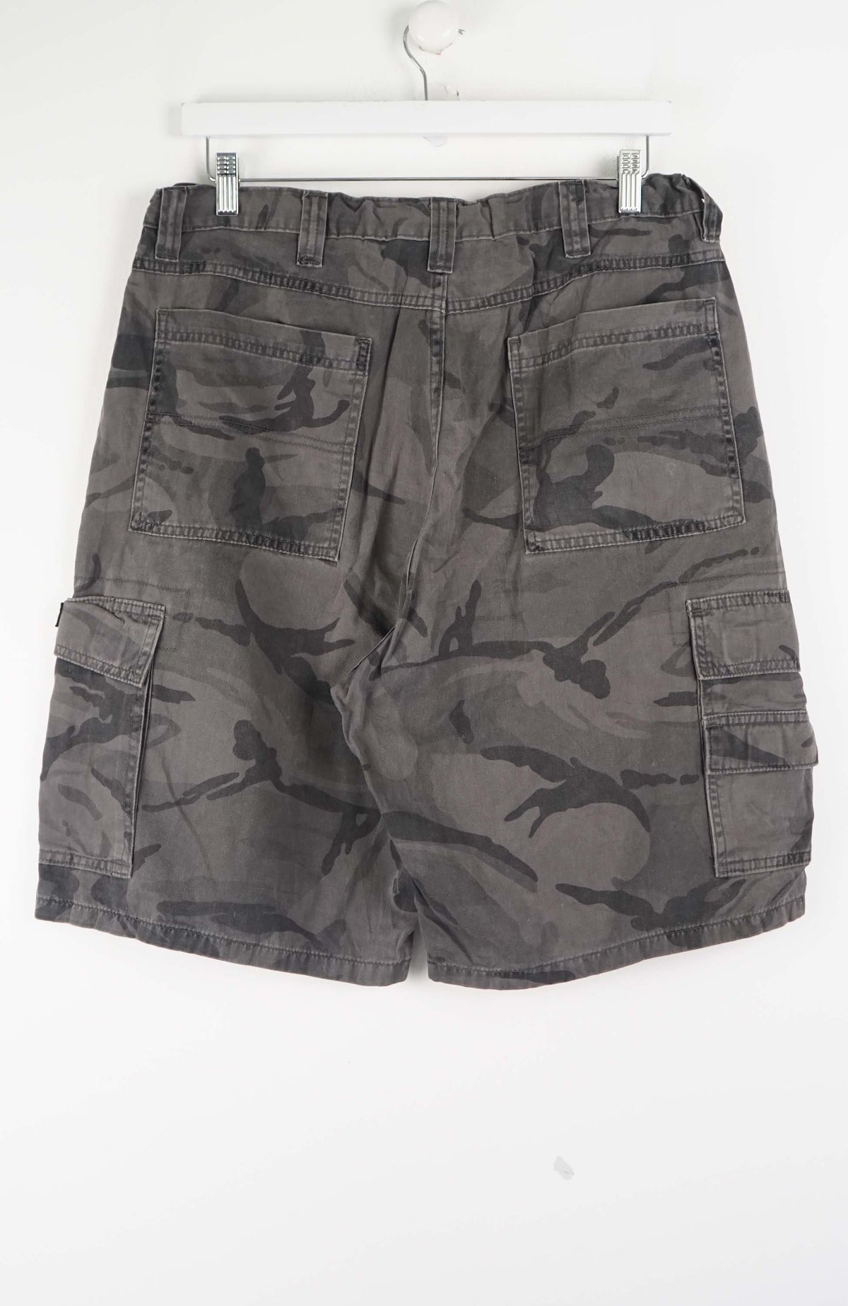 VINTAGE WRANGLER CAMO CARGO SHORTS W32