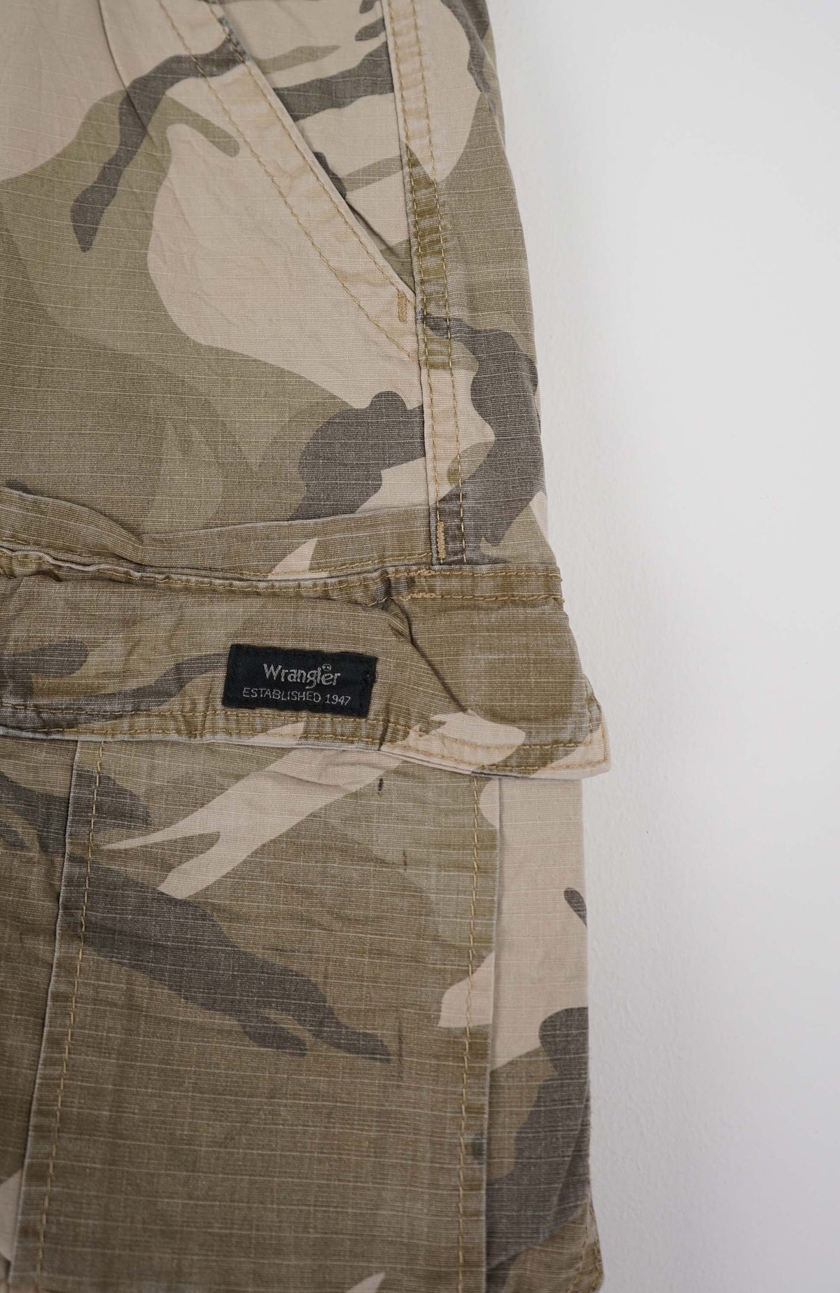 VINTAGE WRANGLER CAMO CARGO SHORTS W36