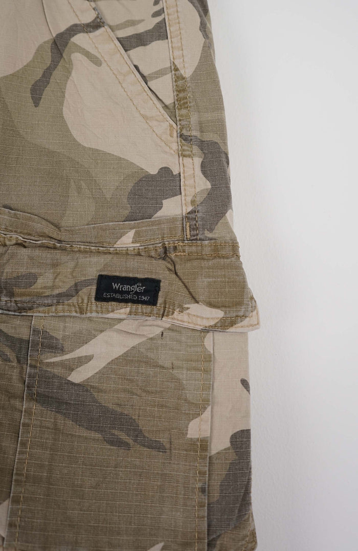 VINTAGE WRANGLER CAMO CARGO SHORTS W36