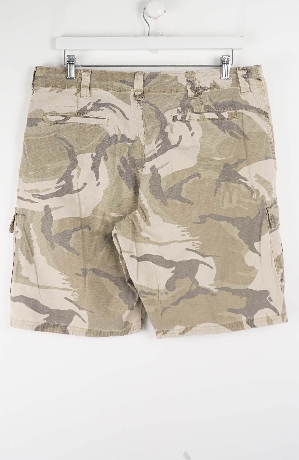 VINTAGE WRANGLER CAMO CARGO SHORTS W36