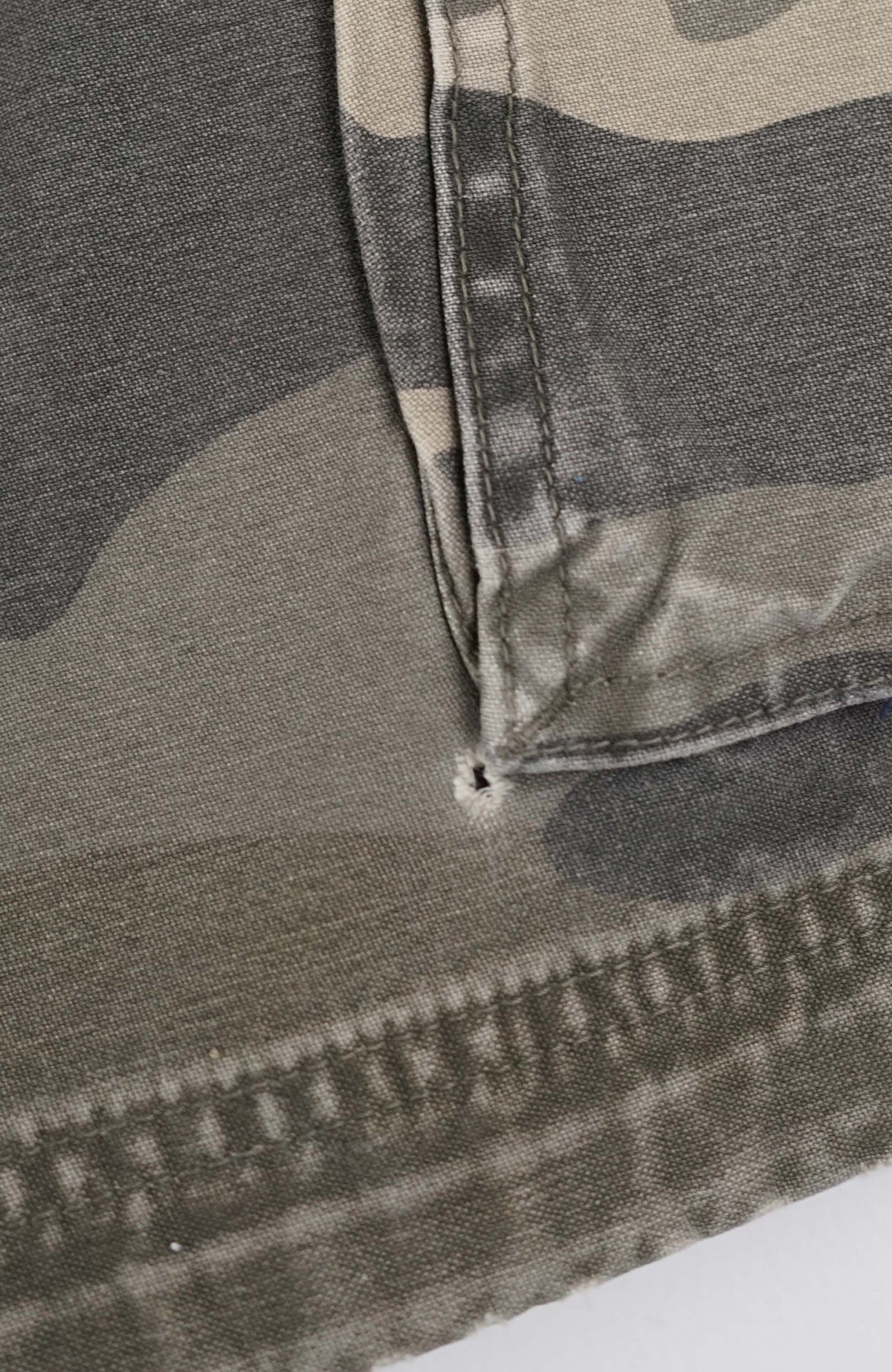 VINTAGE CAMO CARGO SHORTS W32