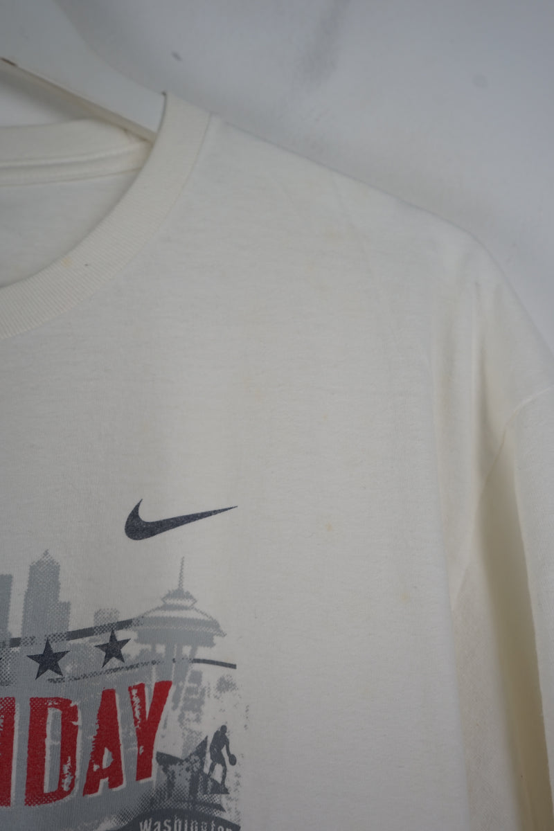 VINTAGE NIKE KIGN HOLIAY HOOPEEST T-SHIRT (XL)