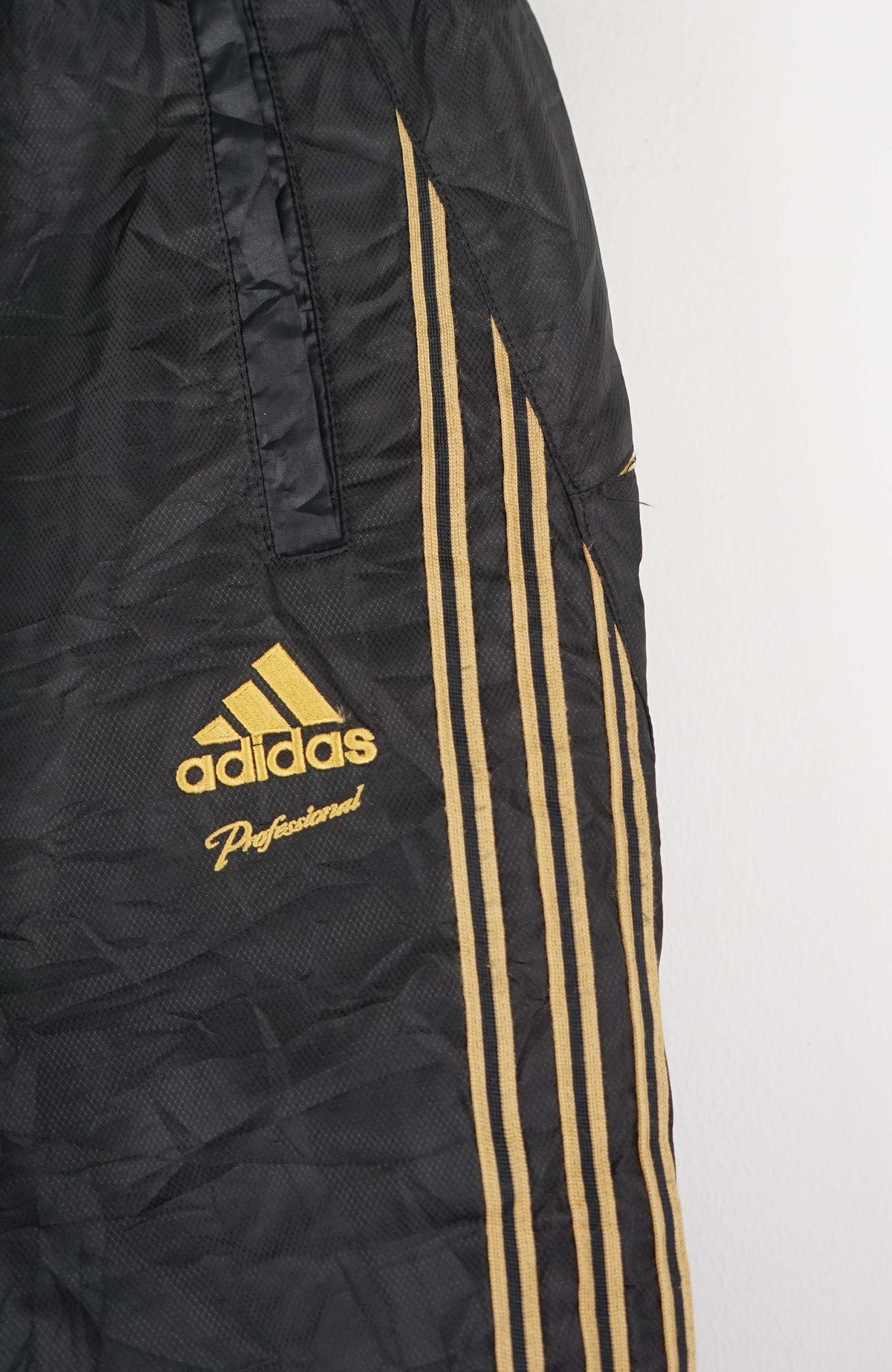 VINTAGE ADIDAS TRACK PANT SHORTS (M)