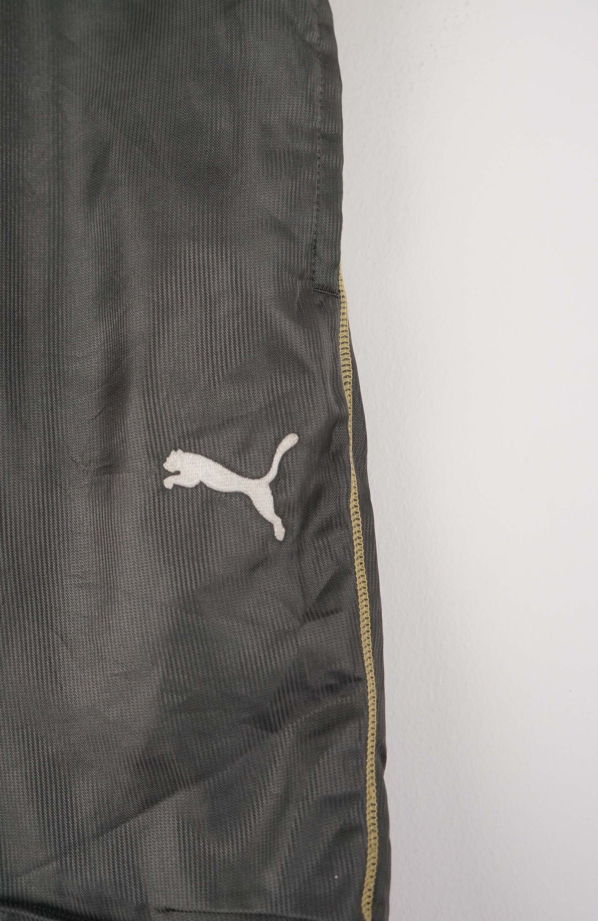 VINTAGE PUMA TRACK PANT SHORTS (M)