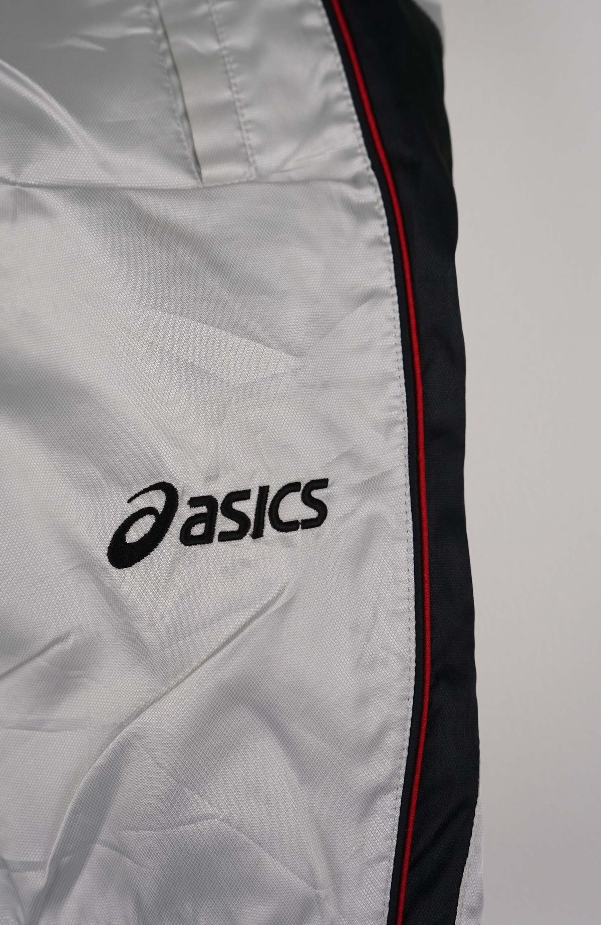 VINTAGE ASICS TRACK PANT SHORTS (S)