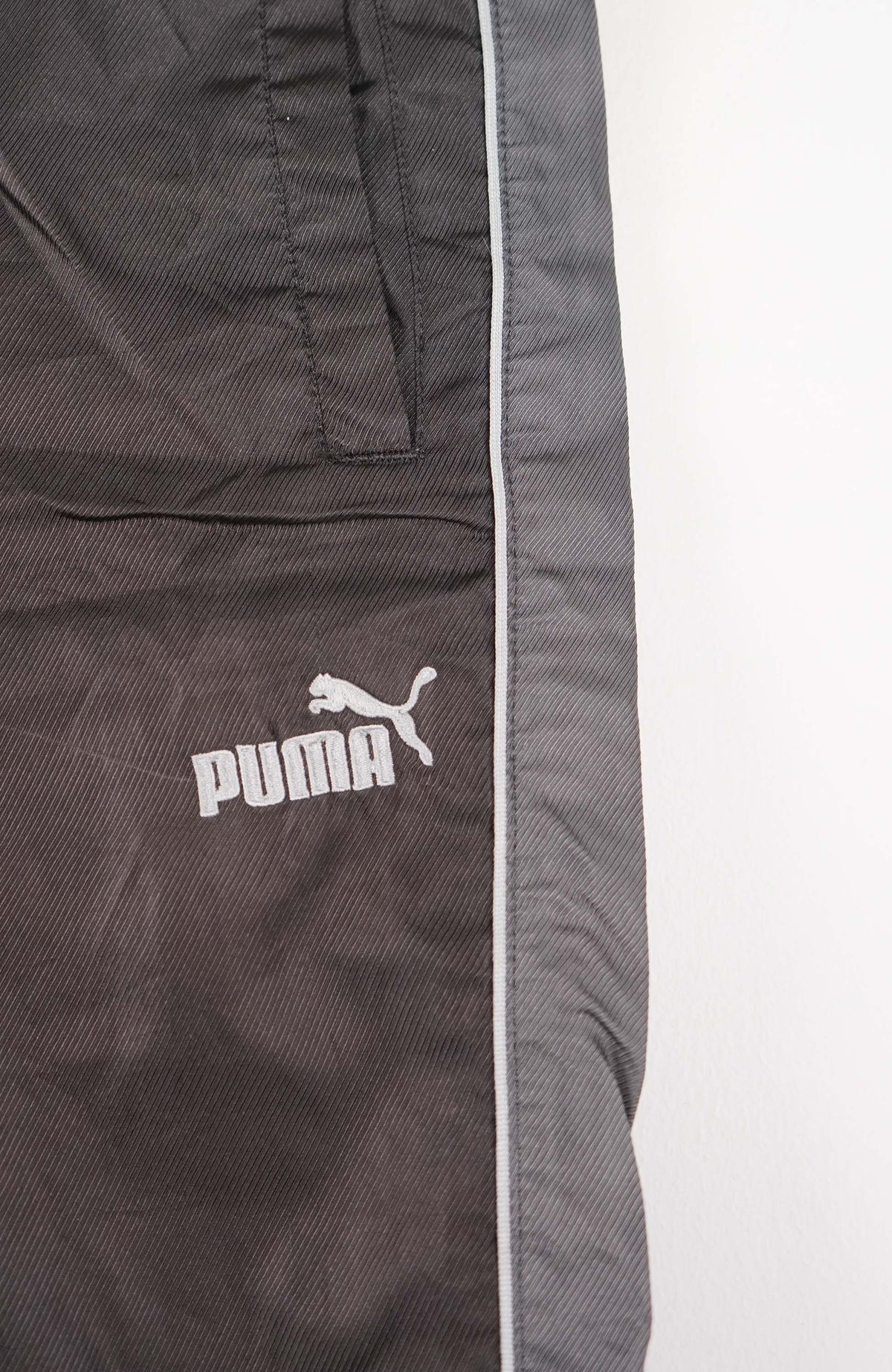 VINTAGE PUMA TRACK PANT SHORTS (S)
