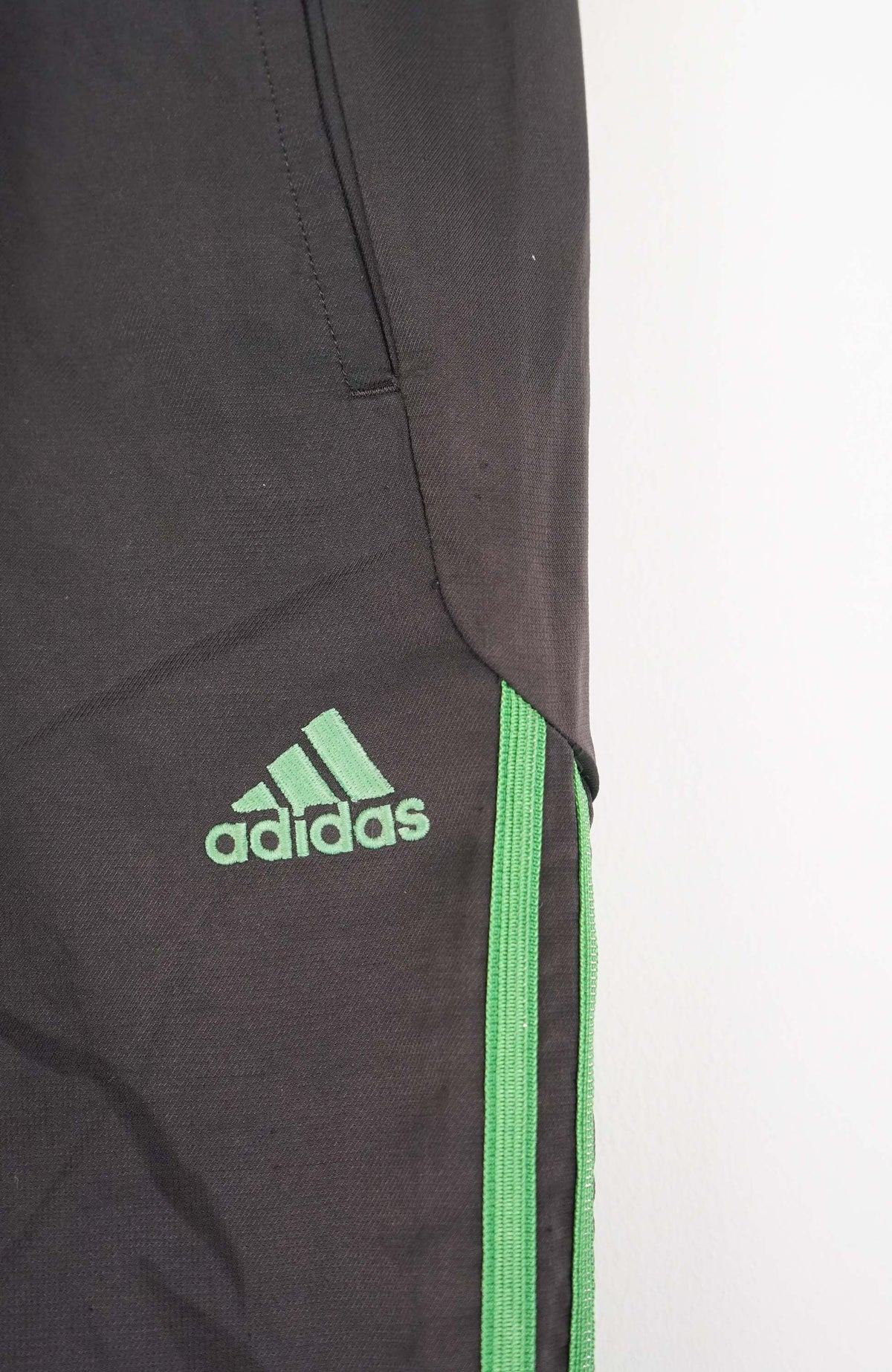 VINTAGE ADIDAS TRACK PANT SHORTS (S)