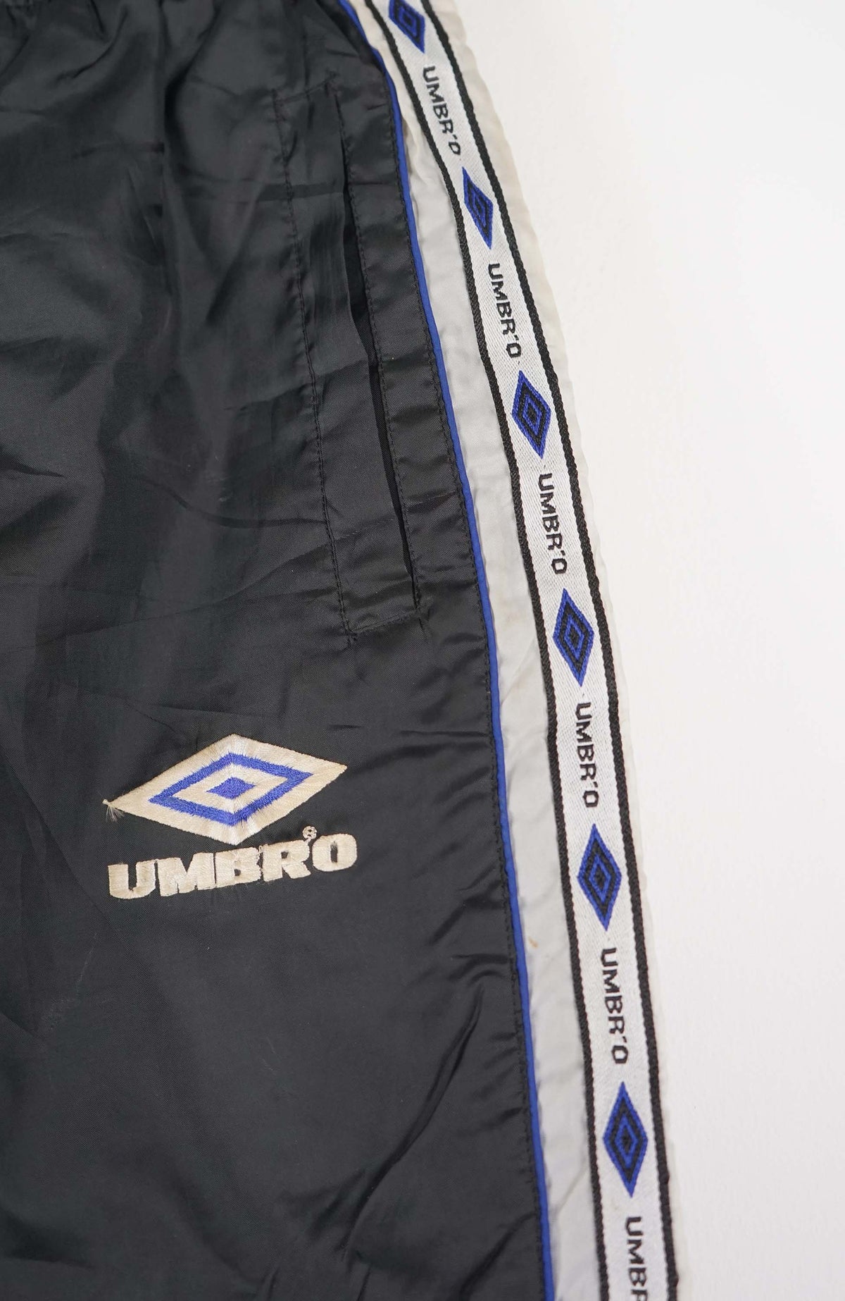 VINTAGE UMBRO TRACK PANT SHORTS (M)