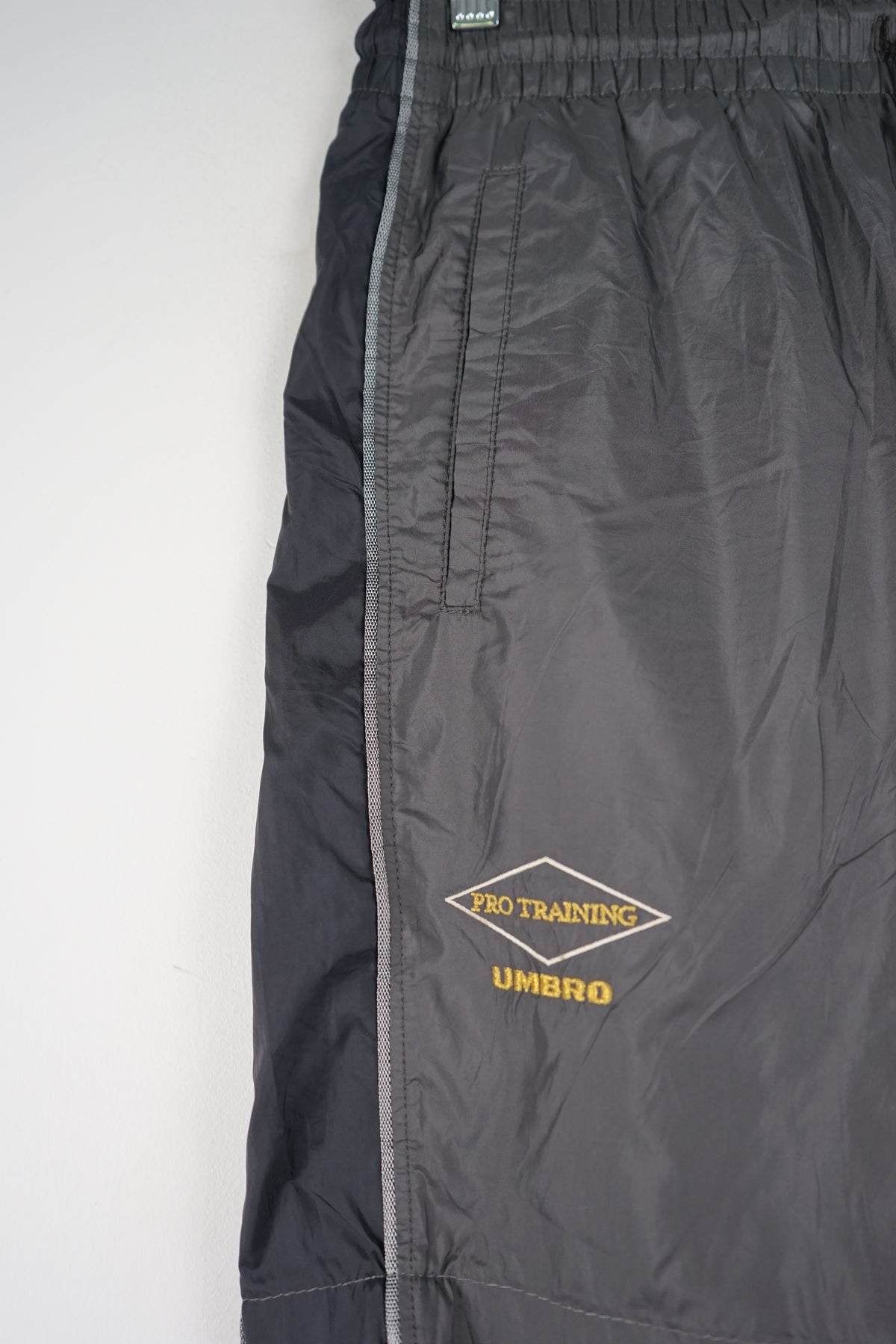 VINTAGE UMBRO TRACK PANT SHORTS (M)