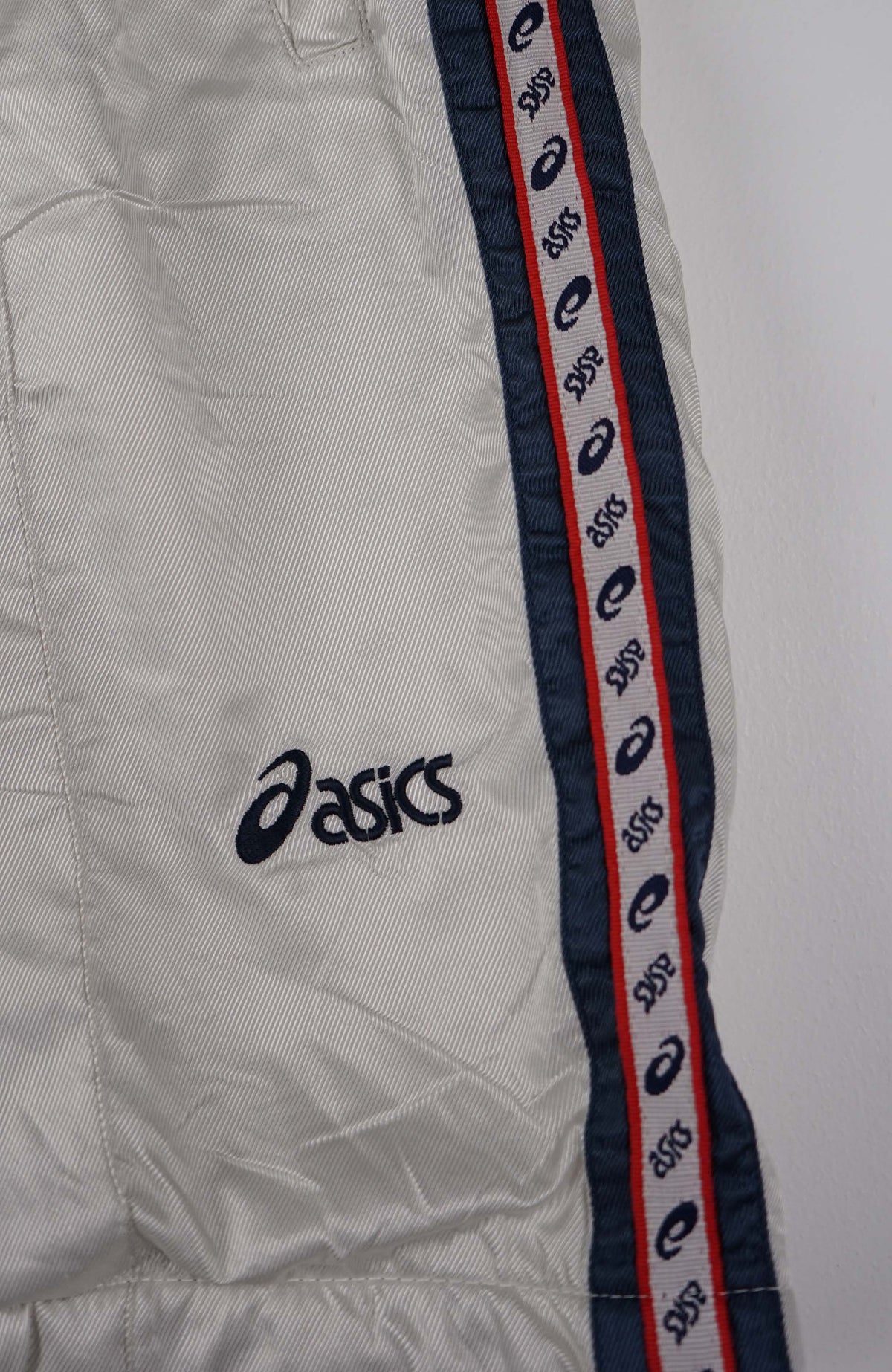 VINTAGE ASICS TRACK PANT SHORTS (S)