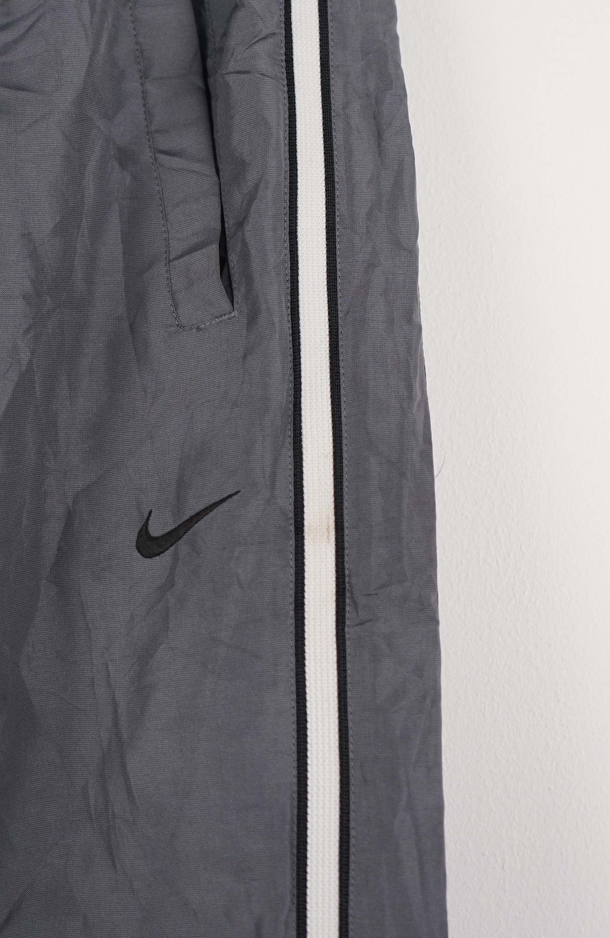 VINTAGE NIKE TRACK PANTS (M)