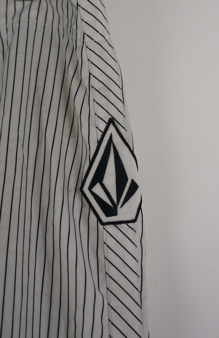 VINTAGE VOLCOM BOARD SHORTS W34