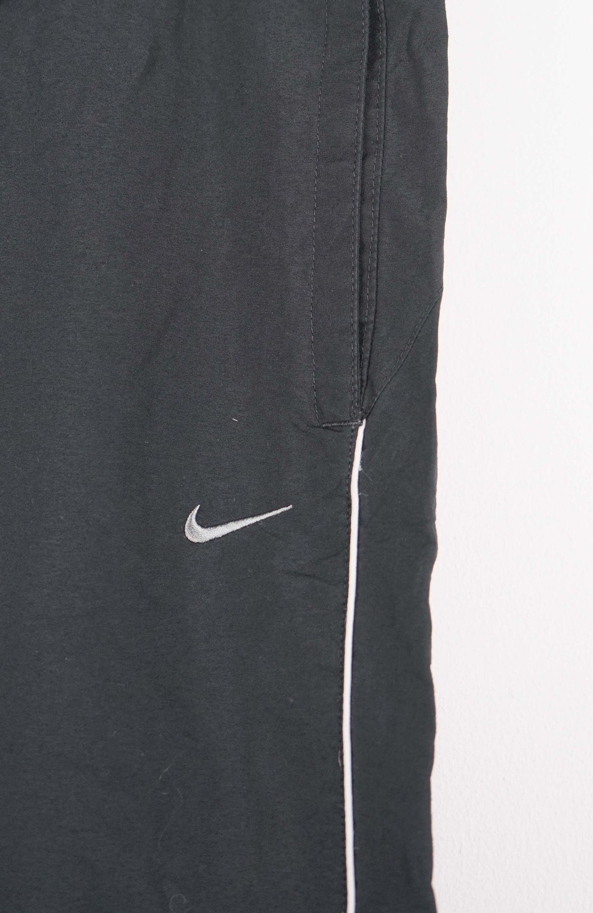 VINTAGE NIKE TRACKPANT SHORTS (L)