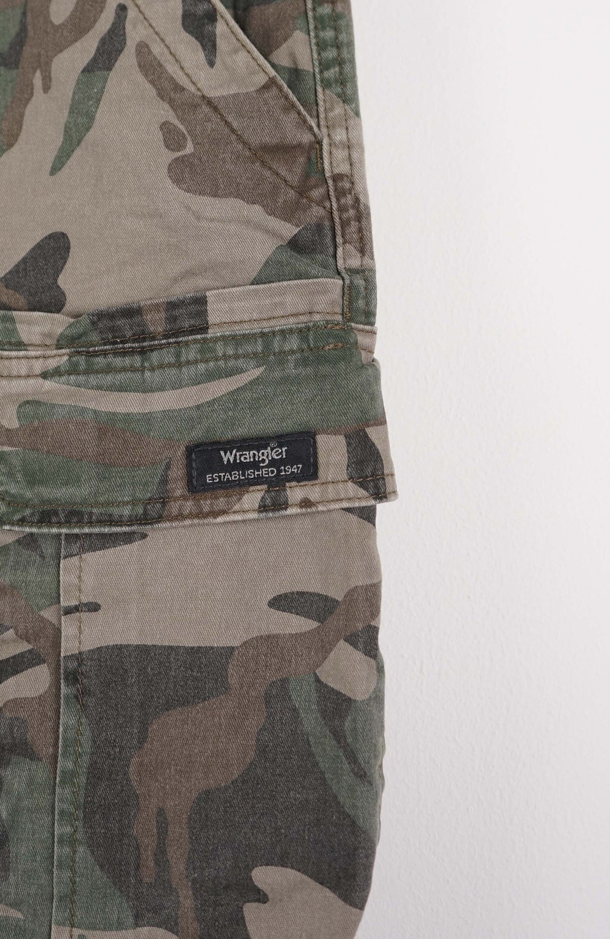 VINTAGE WRANGLER CAMO CARGO SHORTS W31
