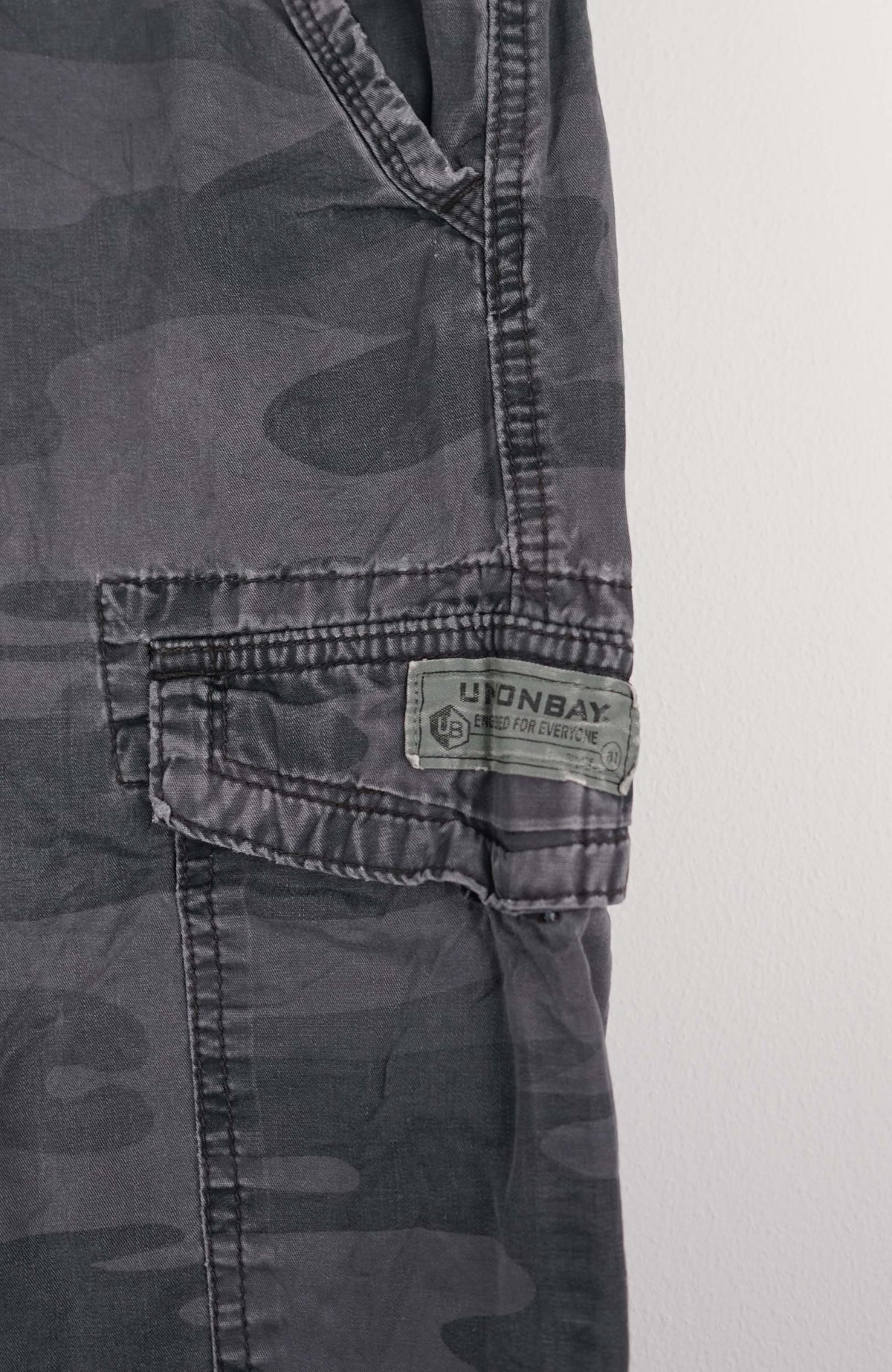 VINTAGE CAMO CARGO SHORTS W33